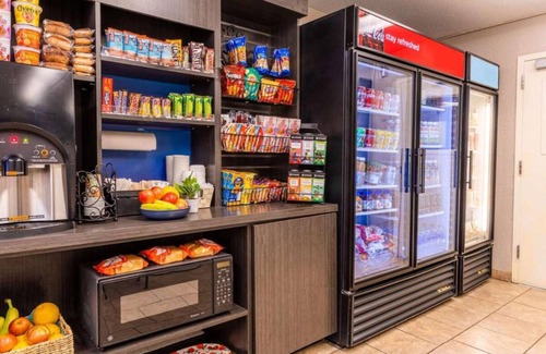 North Arlington Hotel | Pet-friendly Accommodation, Kitchen, Near Hurricane Harbor Arlington!