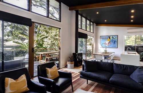 Macmasters Beach House | Pet friendly and 3min walk to Macmasters Beach