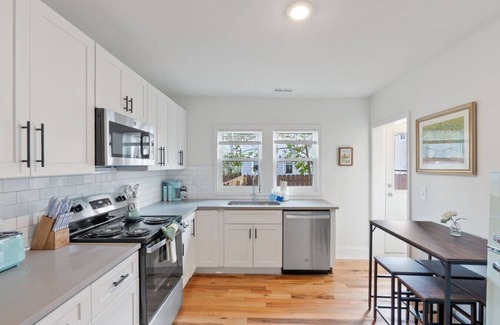 Downtown House | Pet Friendly Bart Street Abode