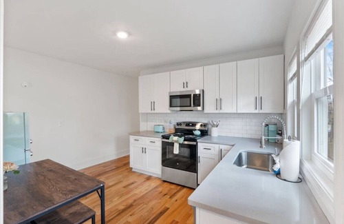 Downtown House | Pet Friendly Bart Street Aerie