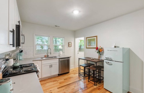 Downtown House | Pet Friendly Bart Street Aerie