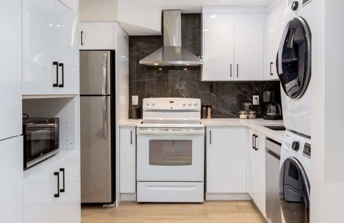 Richmond House | Pet Friendly Basement Suite w/3 Queen Beds
