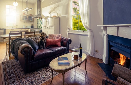 Mount Victoria Cottage | Pet-Friendly Blue Mountains Cottage with Indoor Fireplace