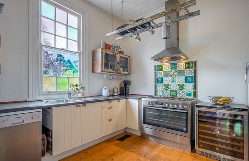 Mount Victoria Cottage | Pet-Friendly Blue Mountains Cottage with Indoor Fireplace