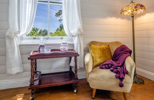 Mount Victoria Cottage | Pet-Friendly Blue Mountains Cottage with Indoor Fireplace