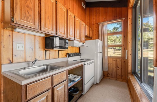 Potosi Cabin | Pet-Friendly Bluff Cabin by Sunnen Lake