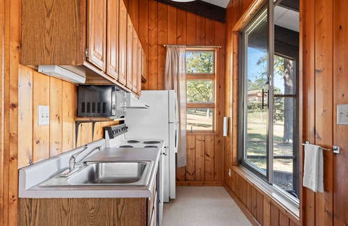 Potosi Cabin | Pet-Friendly Bluff Cabin by Sunnen Lake