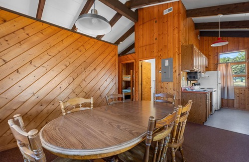 Potosi Cabin | Pet-Friendly Bluff Cabin by Sunnen Lake