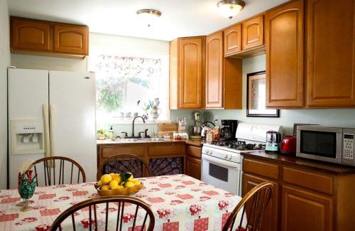 Rainbow CDP House | Pet Friendly Breathtaking Cottage with Great Views and Hot-tub in Rainbow, California