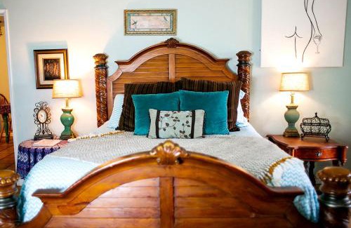 Rainbow CDP House | Pet Friendly Breathtaking Cottage with Hot-tub in Rainbow, California