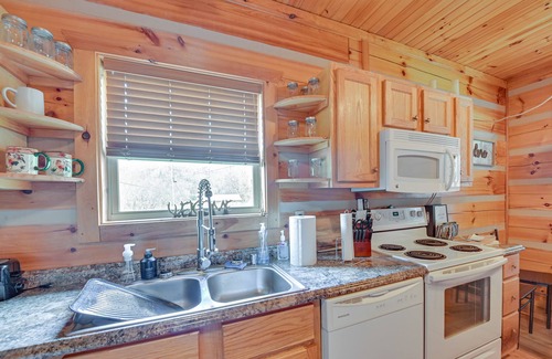 Beattyville Cabin | Pet-Friendly Cabin w/Hot Tub in Daniel Boone NF