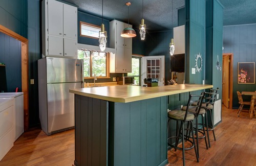 Almond Cabin | Pet-Friendly Cabin - 1 Mi From Fontana Lake!