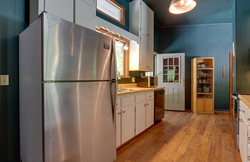 Almond Cabin | Pet-Friendly Cabin - 1 Mi From Fontana Lake!