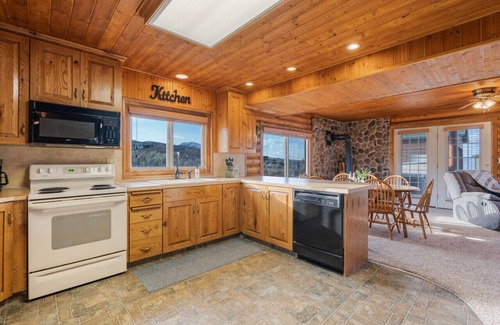 Sweetwater Apartment | Pet-Friendly Cabin | Hot Tub, Pool Table & Views