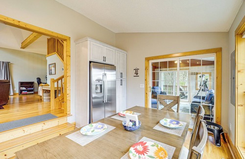 Purlear Cabin | Pet-Friendly Cabin w/Hot Tub in North Carolina!