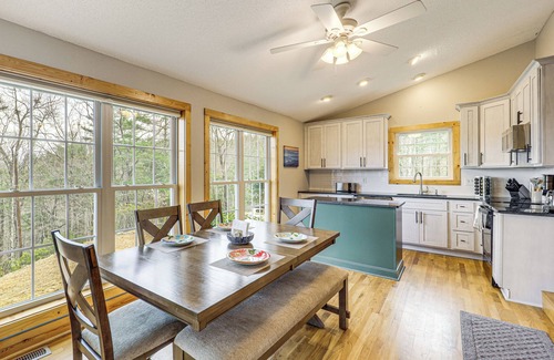 Purlear Cabin | Pet-Friendly Cabin w/Hot Tub in North Carolina!