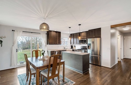 Mount Saint Joseph House | Pet Friendly Charming 2Br house, Open Floor Plan, Modern Kitchen, Office
