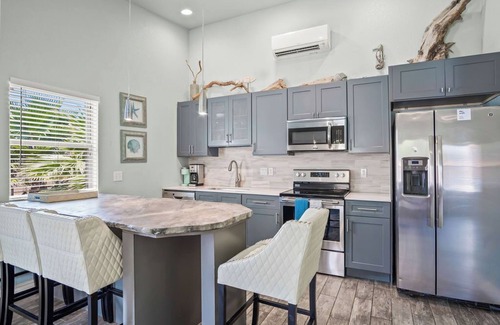Port Aransas House | Pet Friendly Close to Beach Shadow Palm Villa 6