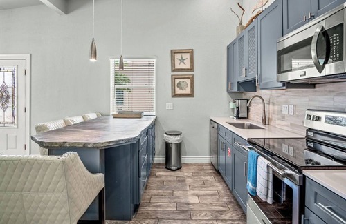 Port Aransas House | Pet Friendly Close to Beach Shadow Palm Villa 6