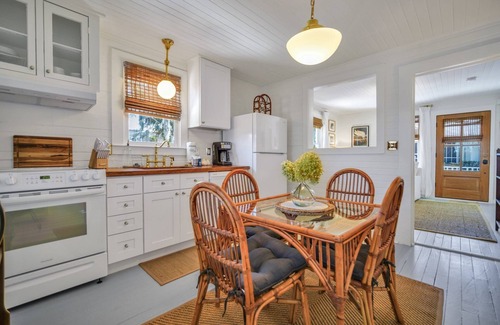 Thunderbolt House | Pet Friendly Cottage In Thunderbolt w/Parking + Large Yard by Lucky Savannah