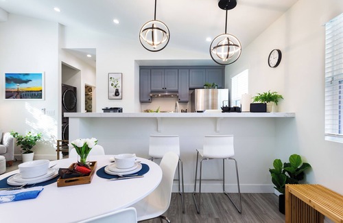 Mid Central House | Pet Friendly Designer House in Pasadena with Outdoor Kitchen & King Bed & AC