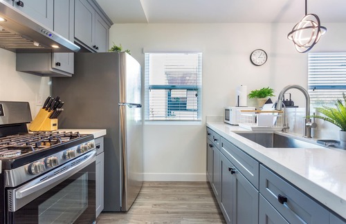 Mid Central House | Pet Friendly Designer House in Pasadena with Outdoor Kitchen & King Bed & AC