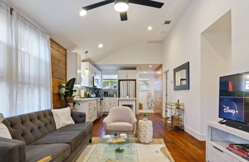 East Cesar Chavez House | Pet-Friendly East Cesar Chavez Home Near Downtown!
