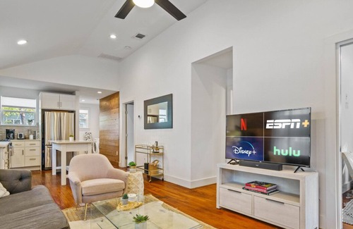 East Cesar Chavez House | Pet-Friendly East Cesar Chavez Home Near Downtown!