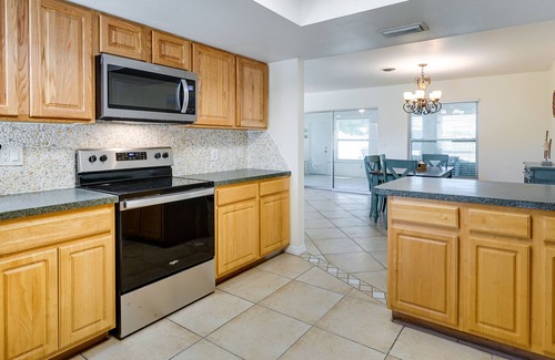 Englewood South House | Pet-Friendly Englewood Home - 4 Mi to Beach!
