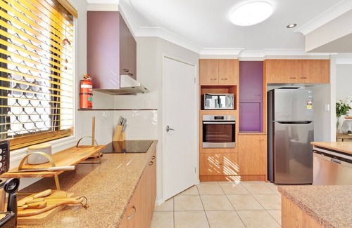 Caloundra West House | Pet friendly family home w pool