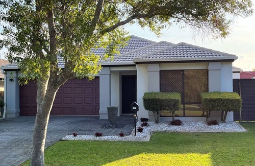 Caloundra West House | Pet friendly family home w pool
