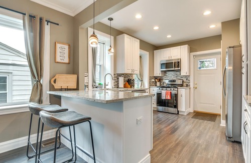 Evanston Apartment | Pet-Friendly Family Apartment - Near NU Campus!