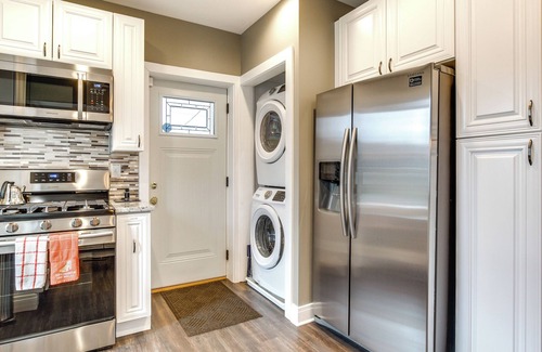 Evanston Apartment | Pet-Friendly Family Apartment - Near NU Campus!