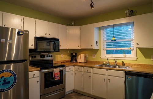 Wilmington House | Pet Friendly Family Oasis w/Hot Tub & Fireplacenn