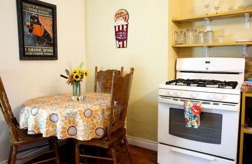 Rainbow CDP House | Pet Friendly Fantastic Cottage with Hot-tub in Rainbow, California