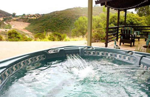 Rainbow CDP House | Pet Friendly Fantastic Cottage with Hot-tub in Rainbow, California