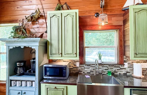 Deatsville Cabin | Pet Friendly+Fee