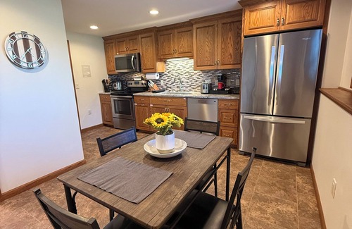 Middleton Apartment | Pet Friendly Fully Furnished Modern 1-Bedroom Oasis with Private Outdoor Retreat