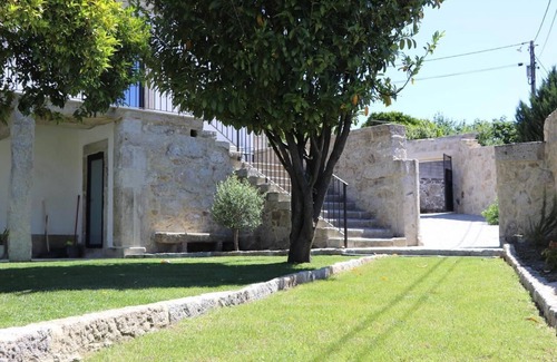 Cardielos House | Pet-Friendly Holiday Home 'Casa do Mestre' with Mountain View, Pool & Wi-Fi