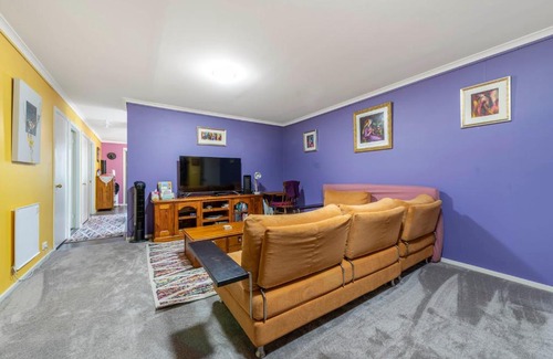 Watson Apartment | Pet Friendly Home - Pool & Parking - Tennis Court