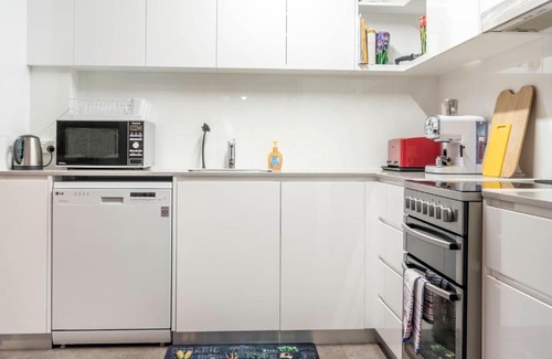 Watson Apartment | Pet Friendly Home - Pool & Parking - Tennis Court