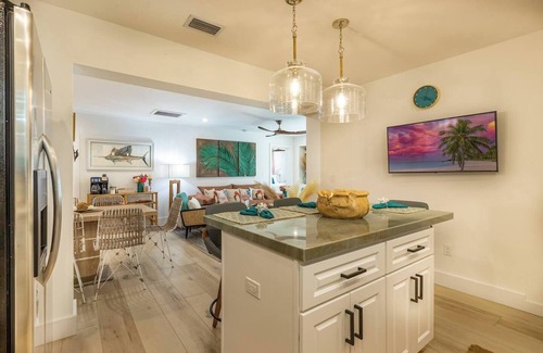 Historic Seaport House | Pet Friendly/Hot Tub/Close to Everything