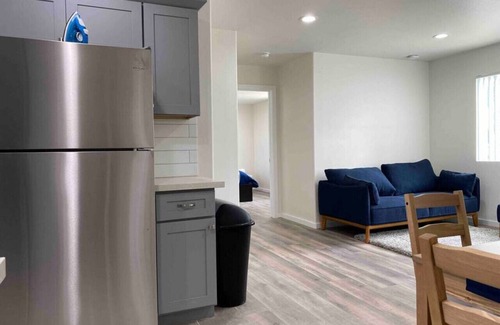 Bonita House | Pet Friendly ! - King Bed, Bk Yard, Wifi, Parking.