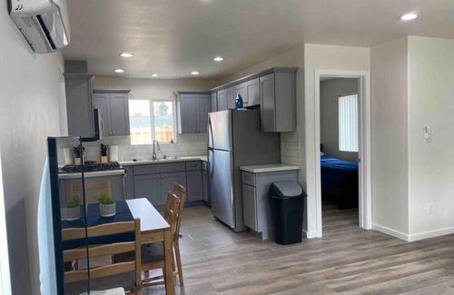 Bonita House | Pet Friendly ! - King Bed, Bk Yard, Wifi, Parking.