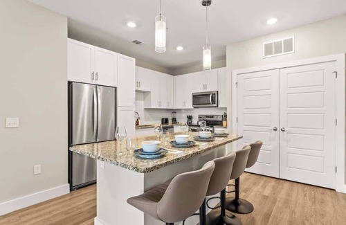 Southeast Orlando Apartment | Pet-Friendly King condo | Pool, Gym, near Parks
