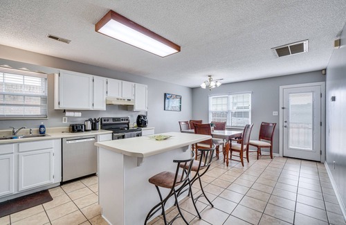 Ashley Oaks House | Pet-Friendly Knoxville Retreat w/Deck + Gas Grill