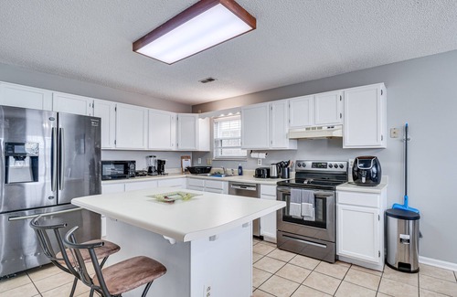 Ashley Oaks House | Pet-Friendly Knoxville Retreat w/Deck + Gas Grill