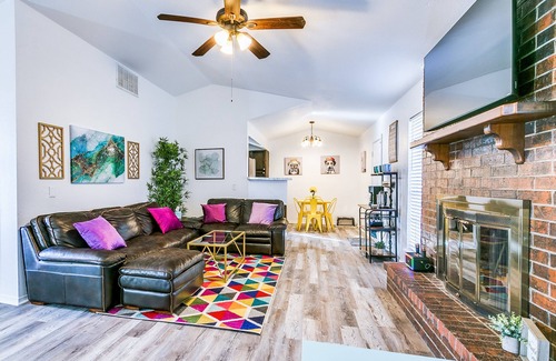 Moore House | Pet friendly & less than 20 minutes to downtown OKC, airport, and OU stadium!