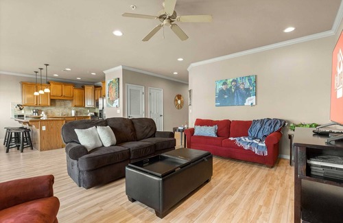 Hollister Condo | Pet-Friendly Luxury Condo on the Lake! - Full Kitchen, Whirlpool Tub, Pool - C4
