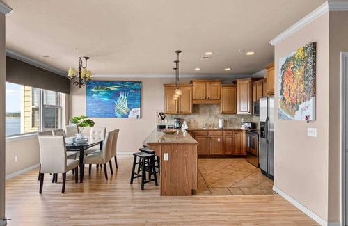 Hollister Condo | Pet-Friendly Luxury Condo on the Lake! - Full Kitchen, Whirlpool Tub, Pool - C4